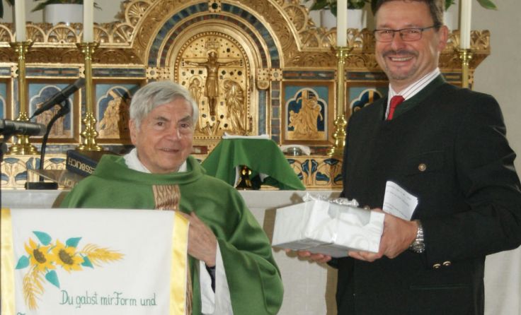 Bürgermeister Roland Pichler gratuliert dem Jubilar Johann Nefischer.