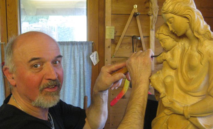 Gerhard Reiter aus Schardenberg schnitzt Figuren, Statuen und Kruzifixe. Foto: Gruber
