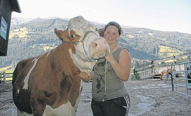 Tanja mit ihrer trächtigen Lieblingskuh "Zita"