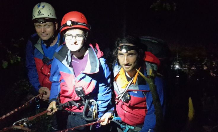 Glückliche Gesichter nach der Rettung des Wanderers