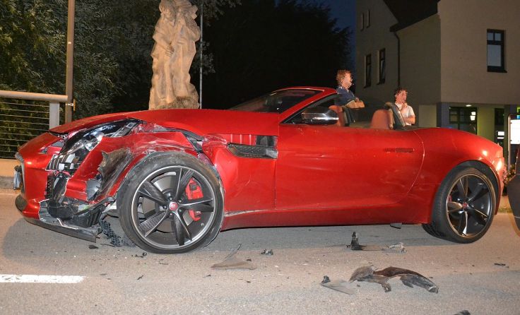 Der stark beschädigte Sportwagen. Foto: FF Andorf