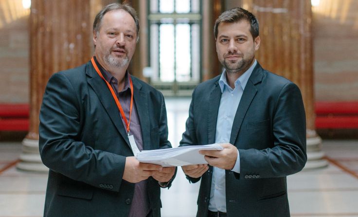 Richard Pichler übergibt NEOS-NR-Abg. Michael Bernhard die Unterschriftenliste. Foto: interfoto.at
