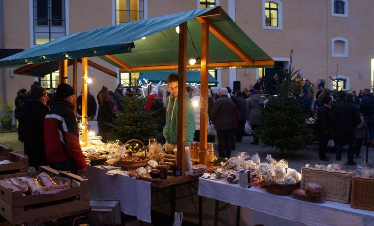 Der Adventmarkt im romantischen Innenhof lädt zum Verweilen ein.