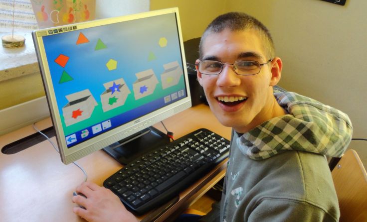 Das Lernen mit speziellen Programmen am PC oder iPad bereichert den Schulalltag der Schüler.
