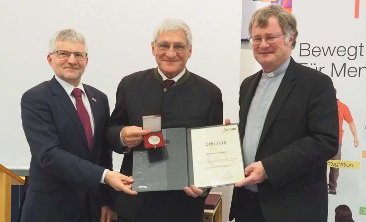 Caritasdirektor Franz Kehrer, Erwin Kaltseis und Bischof Manfred Scheuer (v. l.) Foto: Caritas