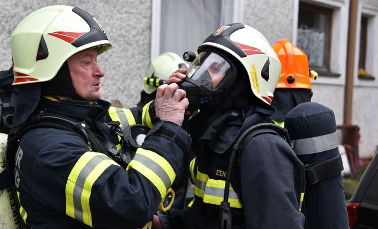 Die Florianis rüsten sich für den Brandeinsatz. Foto: BFKDO Schärding