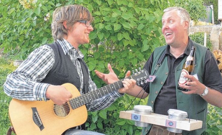 Guss Longford und Sepp Temba kommen mit „Fleckerl Speis“ nach Münzkirchen.