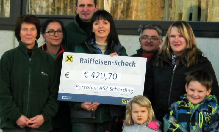 Das Team des ASZ Schärding konnte Familie Eder mit einer Spende unterstützen.