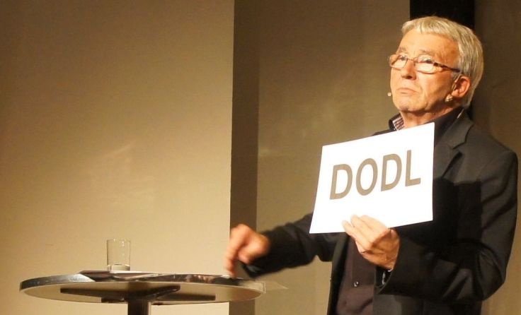 Gerhard Birsak kommt mit „Vom Semi-Narr zum Voll-Depp“ nach Kopfing.