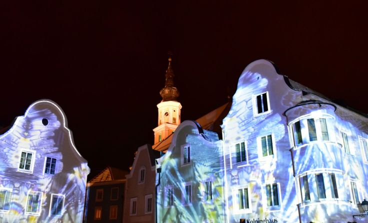 Die Lichtspiele-Show "Bending Ice" gibt es noch bis 2. Februar zu sehen. Foto: Schärding Tourismus
