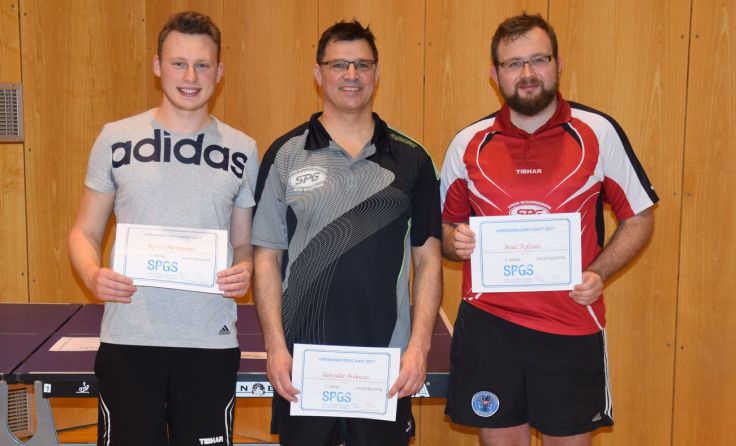 Andi Tenhalter (m.) holte sich den Sieg bei der Tischtennis-Vereinsmeisterschaft.