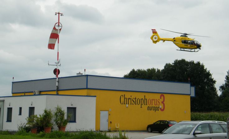 Innerhalb weniger Minuten ist der Notarzthubschrauber am Einsatzort.