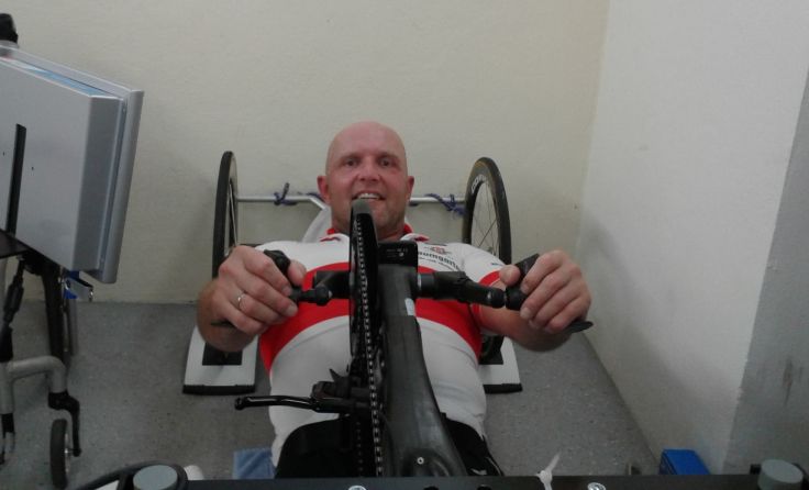 Ablinger auf der Rolle in seinem Trainingskeller