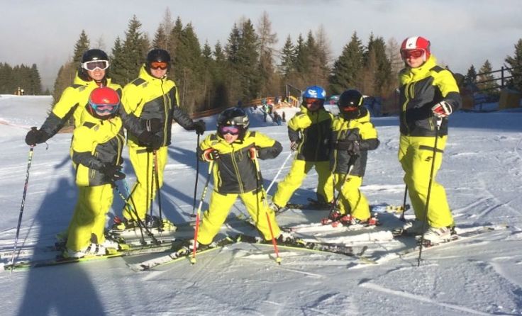 Schi-Instruktoren des Schiklubs Engelhartszell bei der Arbeit mit Kindern