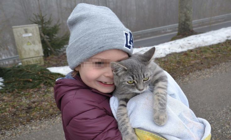 Katze Pumpi glücklich vereint mit ihrer kleinen Besitzerin Foto: FF Andorf