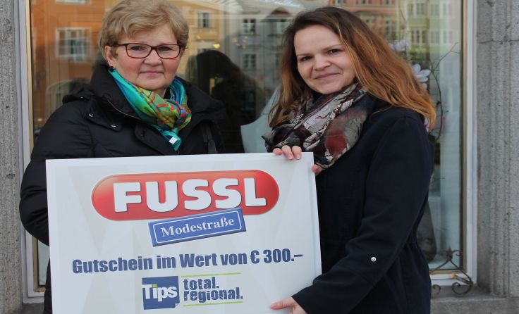 Tips-Redakteurin Elena Auinger (r.) übergibt den 300-Euro-Gutschein an Margot Liebl.