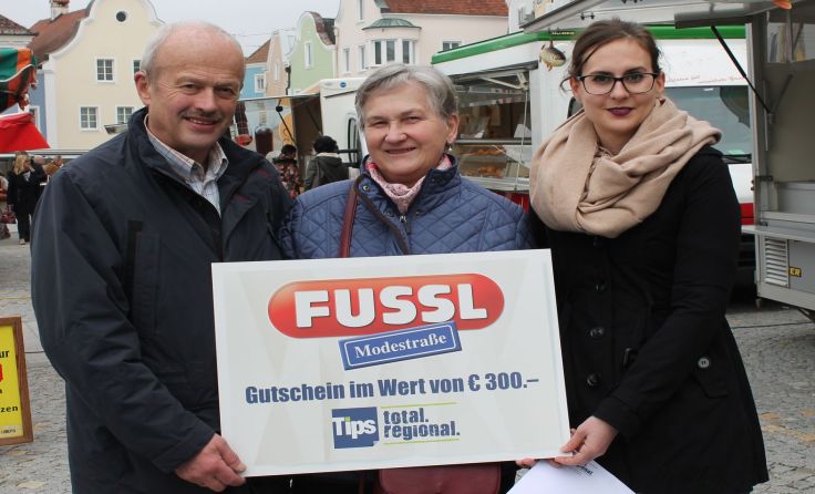 Tips-Redakteurin Alexandra Dick (r.) übergibt den Gewinn an Rudolf und Brigitte Mairinger.