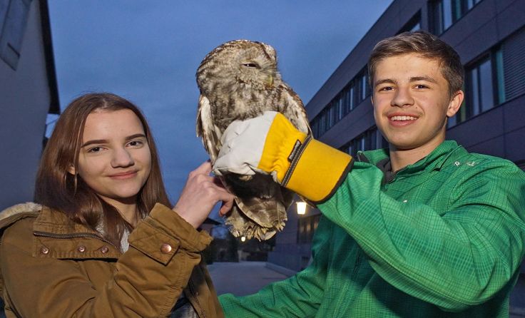 Carina und Klaus mit dem augepäppelten Waldkauz