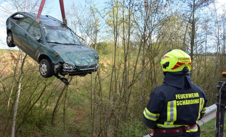 Bergung des abgestürzten Fahrzeuges Foto: BFKDO Schärding