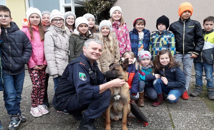 Besonders beeindruckend war für die Kinder die Polizeihunde-Vorführung.