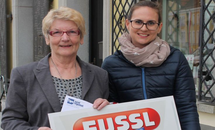 Tips-Redakteurin Alexandra Dick (r.) übergibt den Gewinn an Erika Wallner.