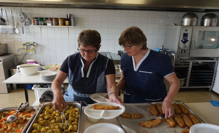 Sabine und Berti verwöhnen die Kinder mit kulinarischen Köstlichkeiten.