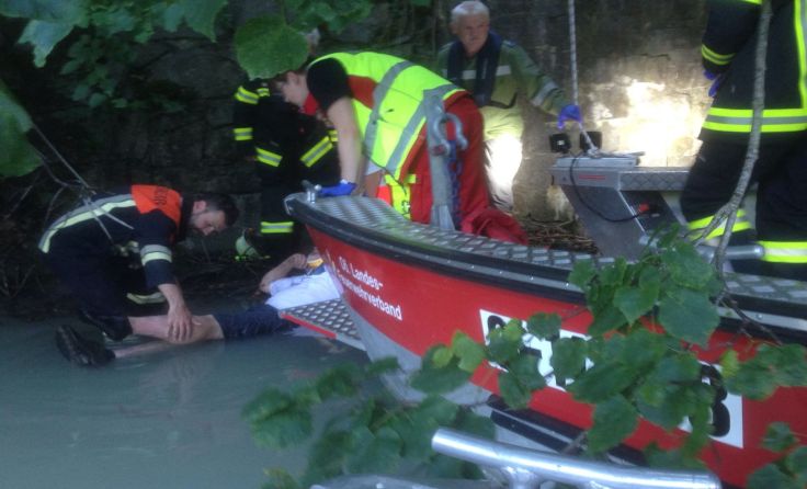 Mit dem A-Boot konnte die verletzte Person in Sicherheit gebracht werden. Foto: FF Schärding