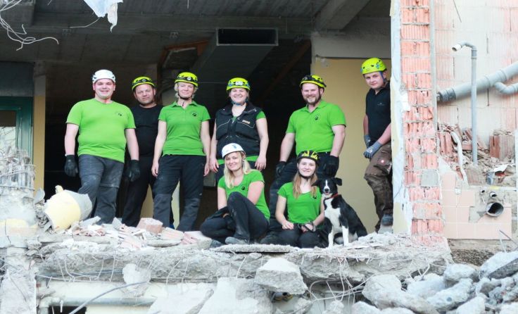 Die Rettungshunde Innviertel übten in den Ruinen des Alten- und Pflegeheimes den Ernstfall.