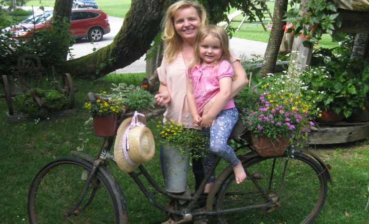 Bernadette und Klara mit ihrem Blumenfahrrad Foto: Gruber