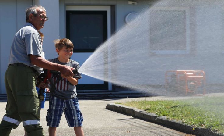 Die Schüler konnten die Arbeit der Feuerwehr hautnah erleben. Foto: FF Kopfing