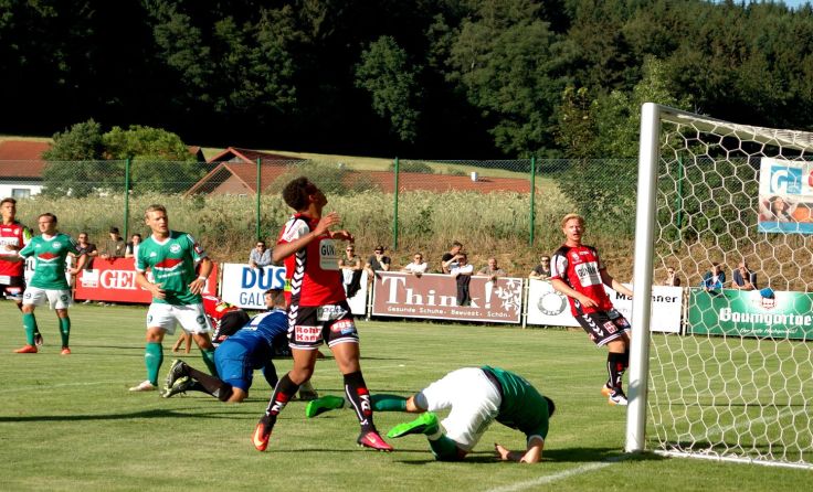 In Kopfing tritt die SV Guntamatic Ried gegen den SV Schalding-Heining an.
