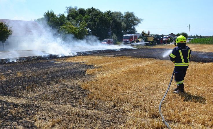 Der Brand einer Ballenpresse löste einen Flurbrand aus. Foto: FF Andorf