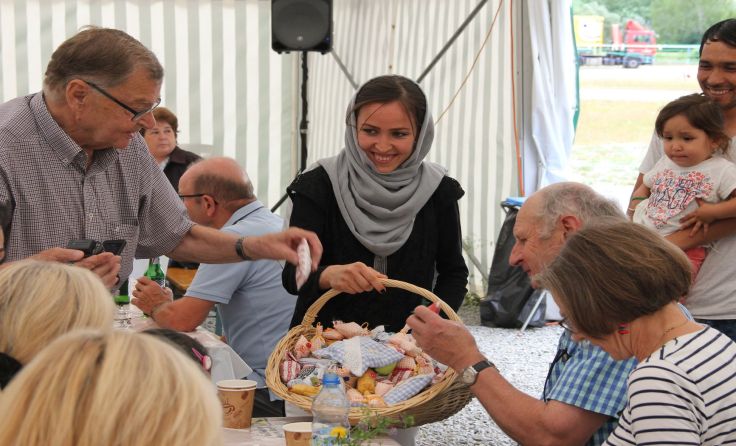 Eine Asylwerberin verteilte von den Bewohnerinnen selbst angefertigte Lavendelsäckchen.