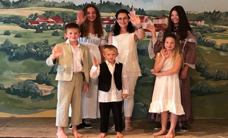 Mörtenhuber mit Schauspielern auf der Bühne der Mysterienspiele Kopfing.