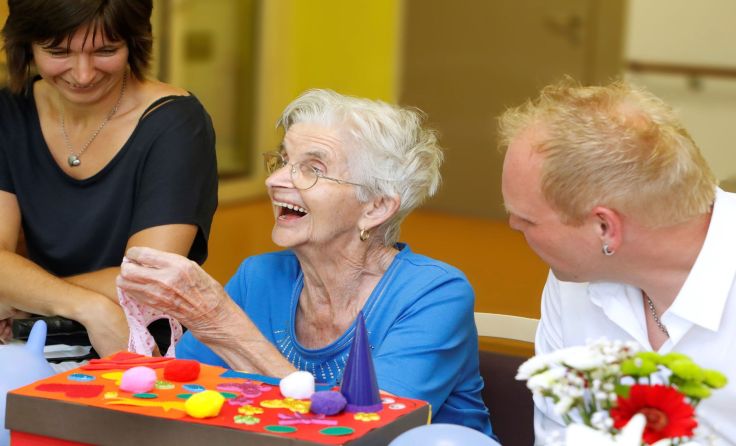 Die Auszubildenden brachten die Senioren herzhaft zum Lachen. Foto: gespag