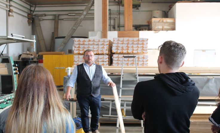 Franz Glas erklärte den Schülern die Weiterverarbeitung des Baumes.