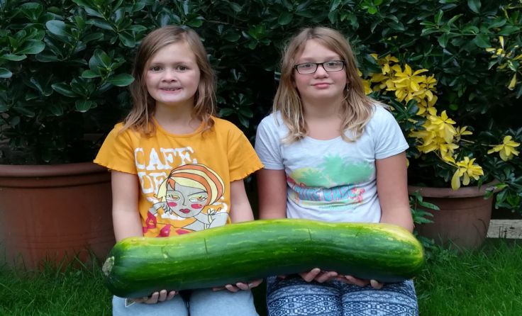 Hannah und Corina mit dem Prachtstück