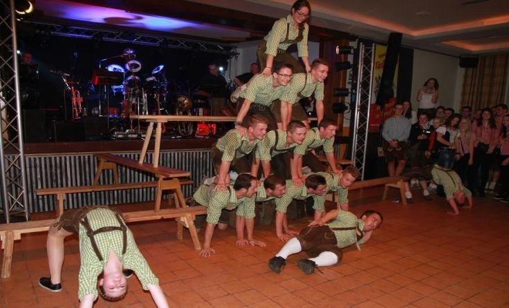 Die Otterbacher Schuhplattler tanzen kurz vor Mitternacht beim RoKtoberfest auf.