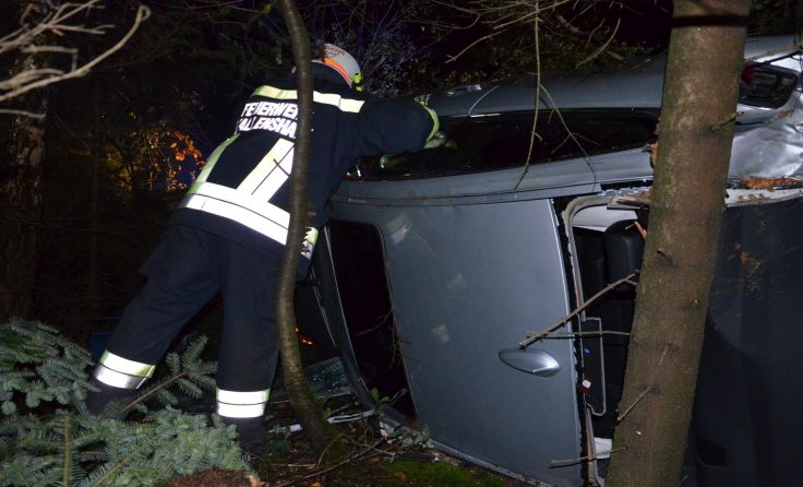 Der PKW kam seitlich zu liegen. Foto: BFKDO Schärding