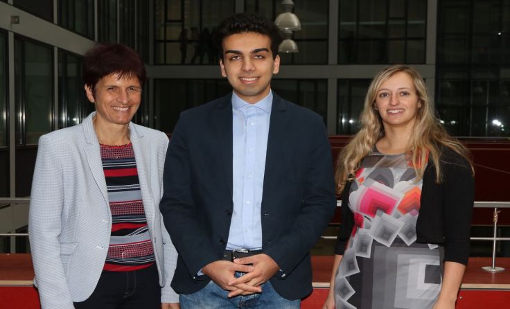Direktorin Brigitte Reisinger, Mustafa und Professorin Johanna Bauböck (v. l.)