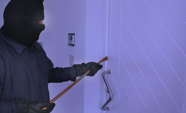 Kriminelle brechen oftmals duch Fenster und Türen in Häuser ein. Foto: Wodicka