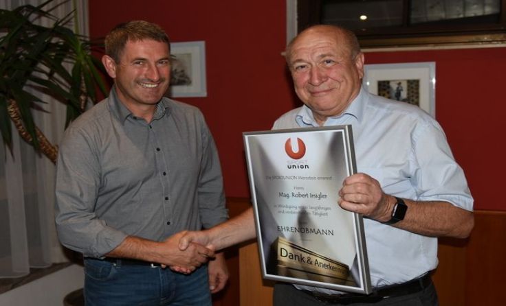 Robert Irsigler (r.) wurde von Obmann Josef Pirth zum Ehrenobmann ernannt.