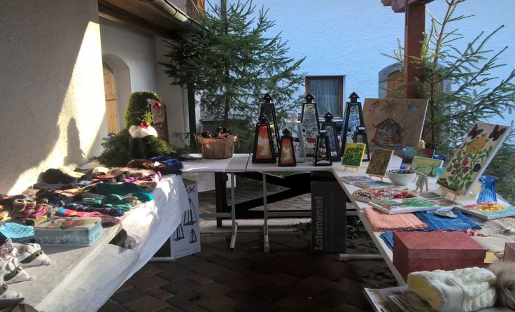 Adventkränze und -gestecke, Bastelsachen und Holzprodukte werden angeboten.