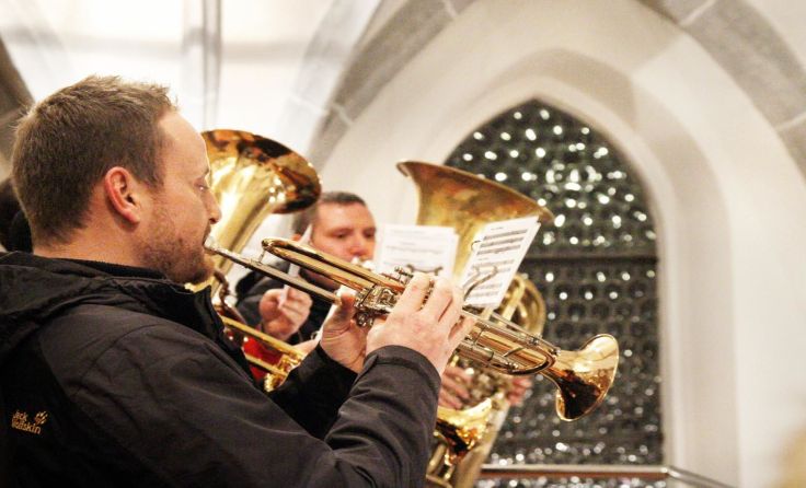 Das Kirchenkonzert „Advent miteinaond“ beginnt um 15 Uhr in der Pfarrkirche.