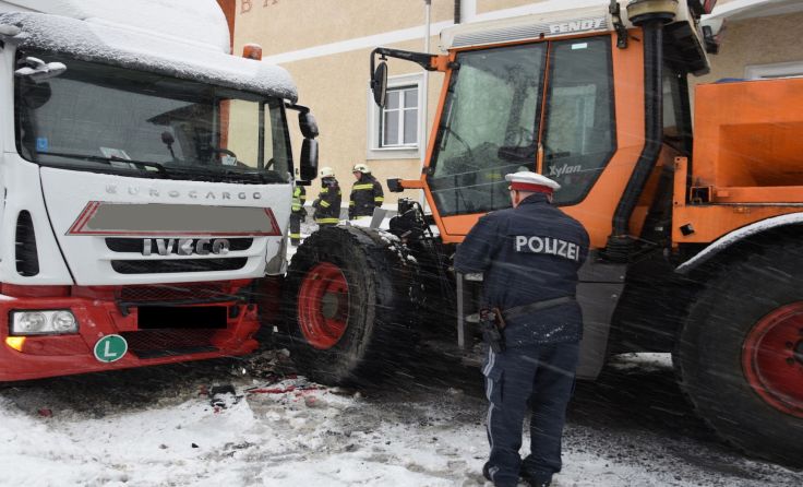 Ein Kommunalfahrzeug kollidierte mit einem LKW. Foto. FF St. Roman