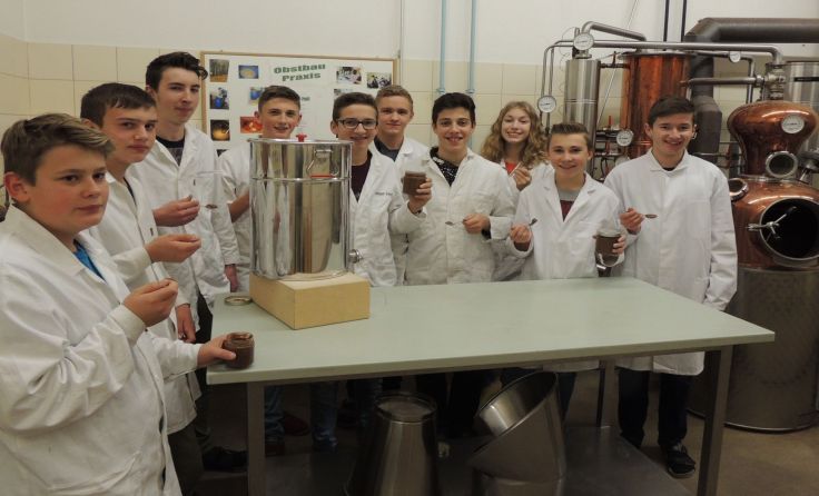 Die Otterbacher Schüler stellten Honig mit Haselnuss her und sind begeistert.