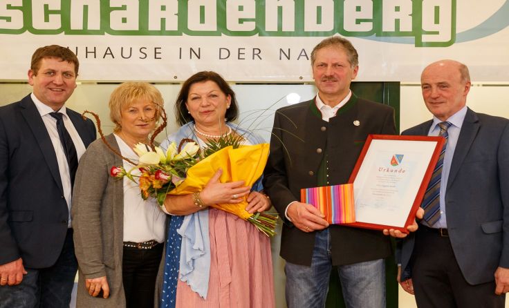 Augustin Streibl (2. v. r.) erhielt die Silberne Ehrennadel der Gemeinde Schardenberg.