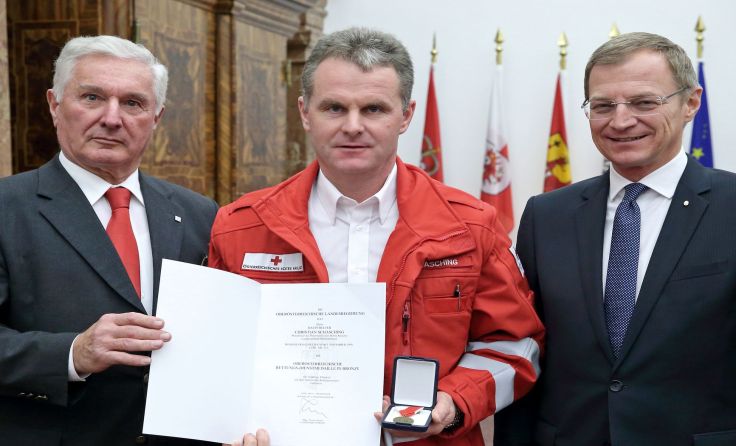 Christian Schasching wird mit der Rettungsdienstmedaille in Bronze ausgezeichnet. Foto: Land OÖ