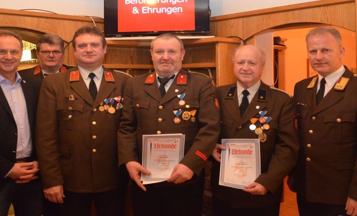 Franz Mayr und Johann Dorfer erhielten die Bezirks-Verdienstmedaille in Gold. Foto: FF Wallensham