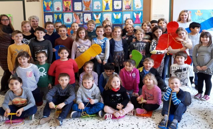 Die Volksschüler freuen sich über ihre Standup-Snowboards